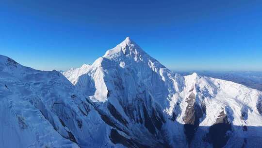 川西航拍中山峰贡嘎雪山壮丽景色