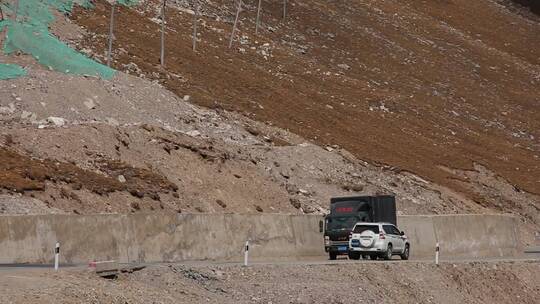山路卡车视频西藏枯黄山路上跑运输大卡车