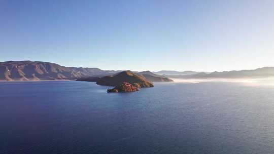 云南丽江泸沽湖中的岛屿日出清晨航拍高视角