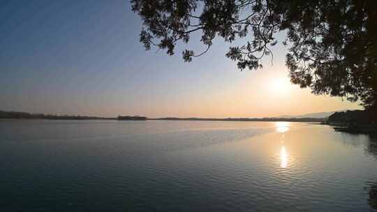 北京冬季颐和园夕阳与湖面