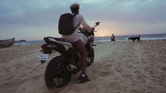 在沙滩上骑摩托视频素材模板下载