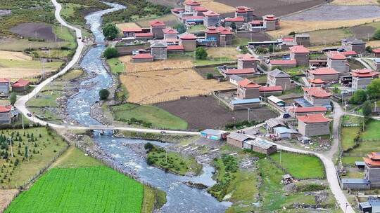 航拍川西乌库楚贡嘎山乡上埕子村田园风光