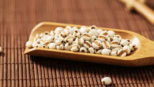 木勺上的薏米特写