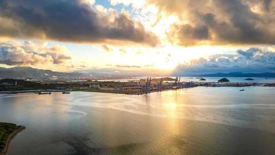 惠州大亚湾惠州港港口岸边多台大型起重机