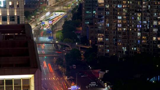 街道交通在上海的一条路上快速行驶