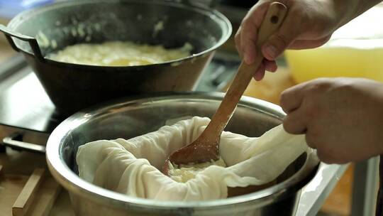 【镜头合集】卤水点豆腐古法豆腐沉淀过滤