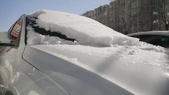 冬天冬季汽车上的雪冻冰消融