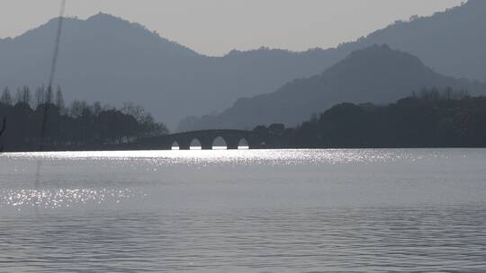 湖面水波纹，小桥