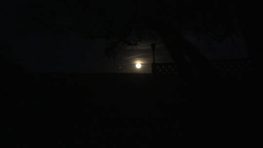 夜晚放大拍摄的月亮