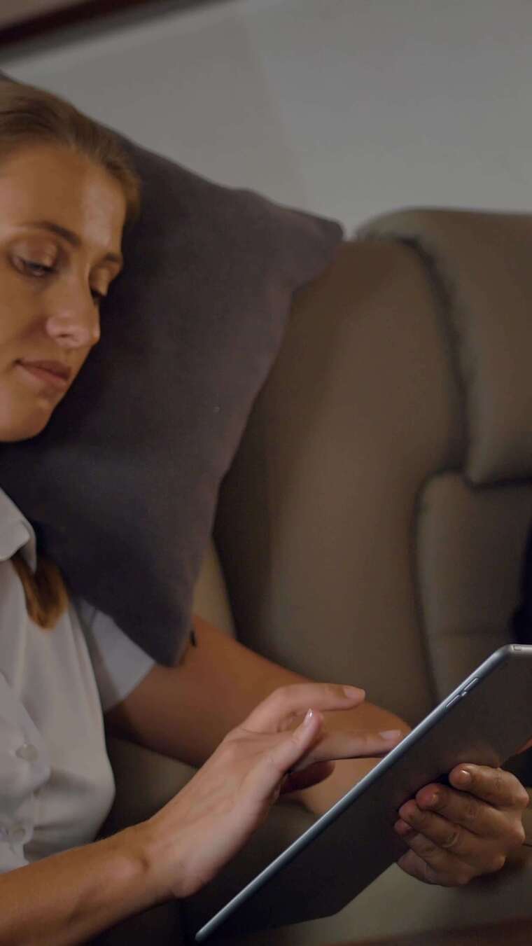 商务人士在豪华飞机内部进行私人商务讨论