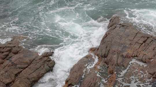 大梅沙礁石风起浪涌