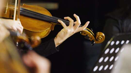 【升格】小提琴手激昂演奏