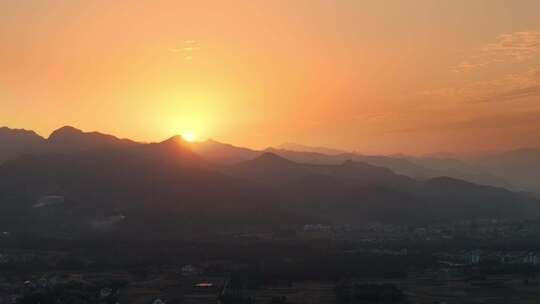 航拍夕阳下的群山和稻田