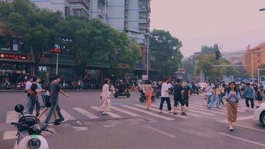 城市道路上的车流人流