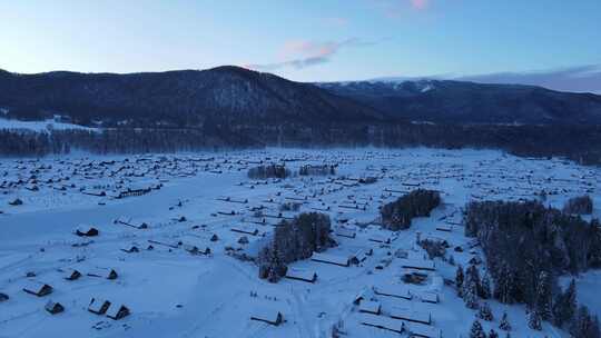 新疆禾木雪景-村庄前行