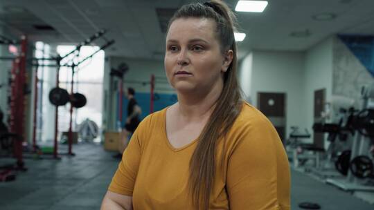 健身房里的胖女人视频素材模板下载