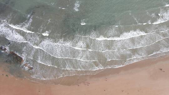 俯拍大海海浪浪花沙滩