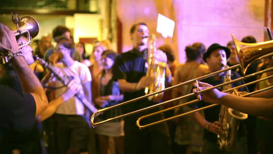 巴西乐队在街头进行表演视频素材模板下载