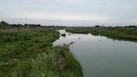 四川盆地九月河道田野平原样貌