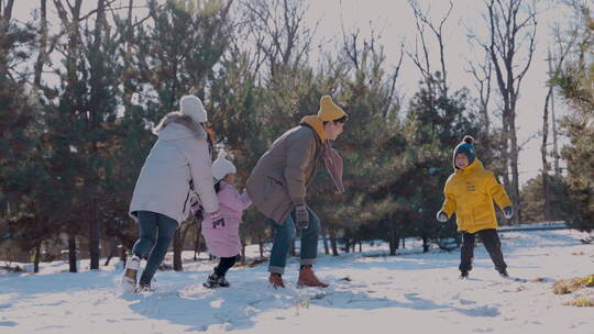 快乐家庭在雪地里玩耍