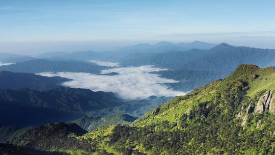 高山俯瞰群山间的云海视频素材模板下载