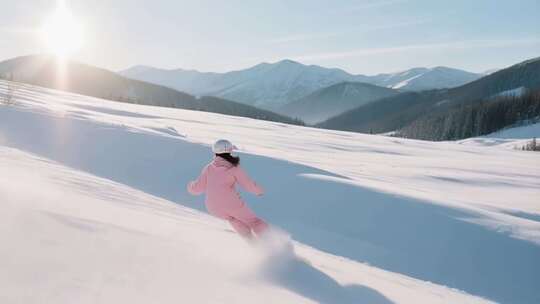 女子在雪山滑雪场景
