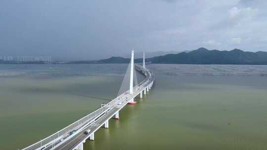 台风摩羯来临前的深圳湾大桥