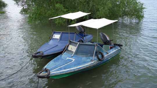 水面停泊的两艘蓝色小船