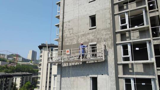高空作业农民工装修建筑外墙