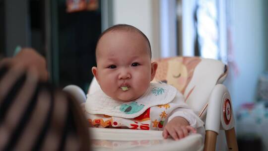 婴儿吃辅食米粉喂饭视频素材模板下载