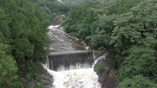 雨后泰山，俯瞰飞瀑流泉