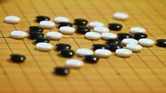 棋盘两人游戏下围棋对弈特写