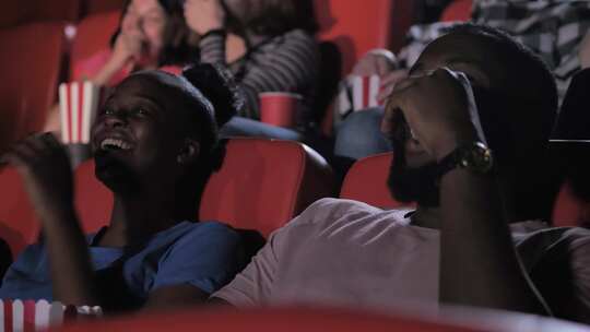 黑人夫妇在电影院欢笑视频素材模板下载