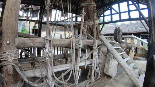 四川自贡燊海井堆房里的木制采盐卤水设备