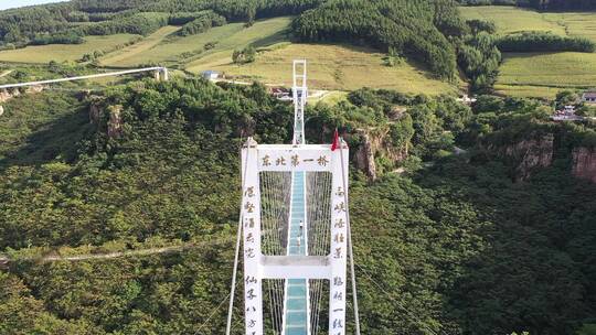 峡谷上的玻璃栈道风景