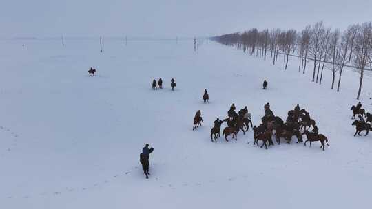 新疆伊犁牧民雪地叼羊活动航拍人文画面