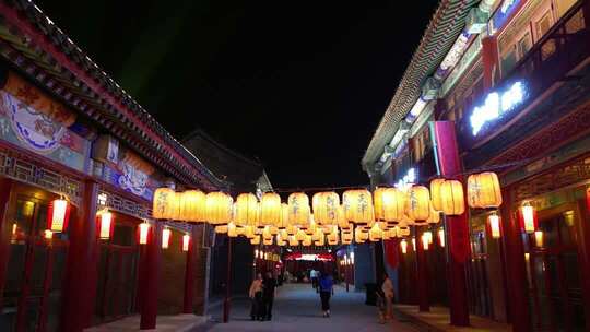 古街夜景挂灯笼行人漫步