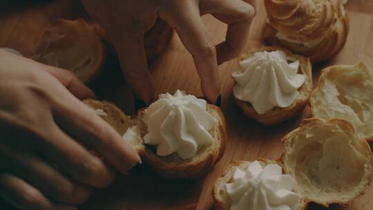 糕点师制作泡芙的特写镜头视频素材模板下载