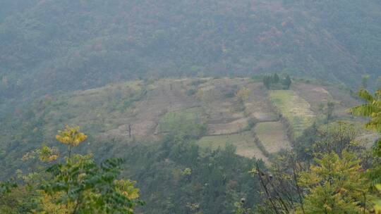 秋天山谷中的山村