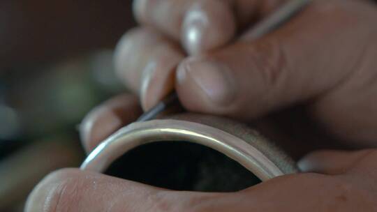 手工艺视频手工匠人拆卸银圈镶嵌锔艺忙镜头
