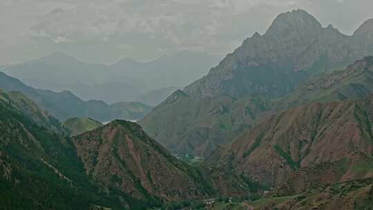 高山耸立的峡谷