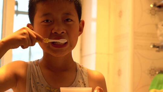 小学生刷牙漱口爱护牙齿视频素材模板下载