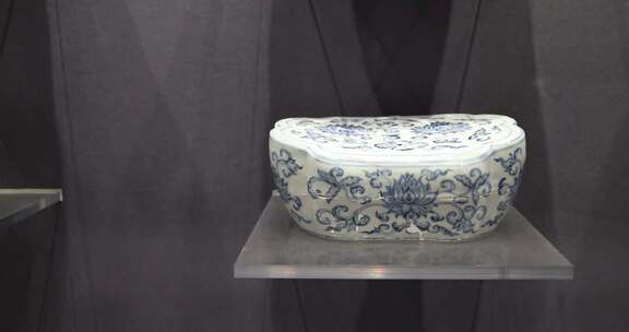 江西景德镇御窑博物馆藏大量瓷枕陈列