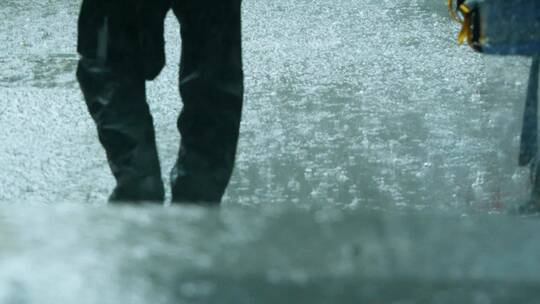 暴雨天气在雨中行走的人们慢镜头视频素材