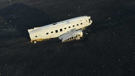 黑沙中飞机残骸上空的无人机