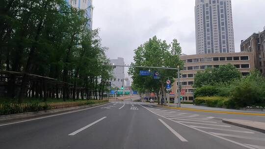 上海封城中的春季寂静街道