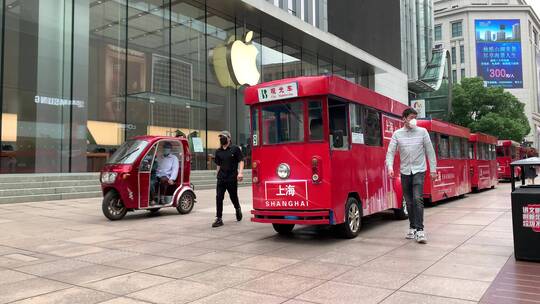 南京东路红色观光小火车