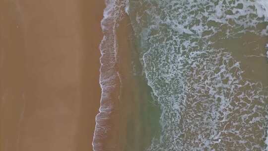 大海海浪海滩沙滩蓝天白天