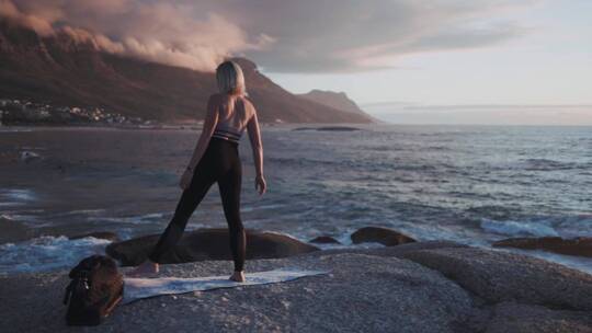 女人在海边做瑜伽视频素材模板下载