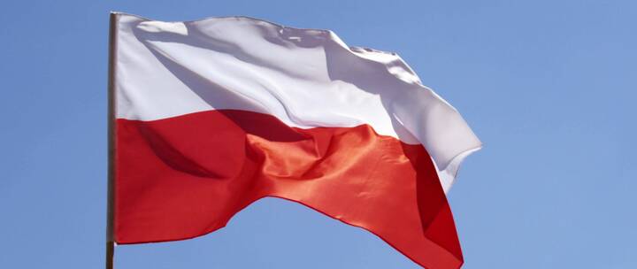 波兰国旗随风飘摇